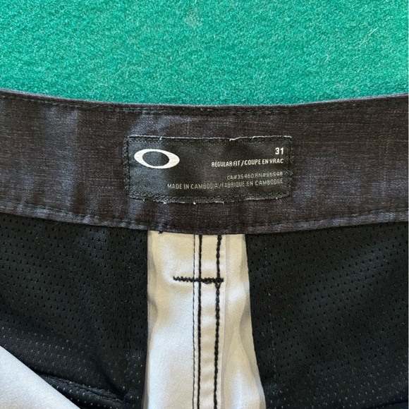 Men’s Oakley Button Shorts. Color dark gray. Size 31 wasit, in good condition - Picture 4 of 4